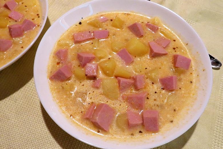 Erdäpfelgulasch mit Wurst
