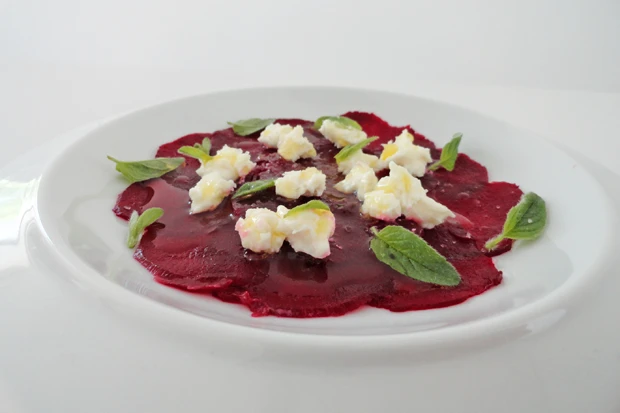 Schafskäse auf rote Rüben