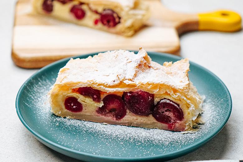 Topfenstrudel mit Kirschen