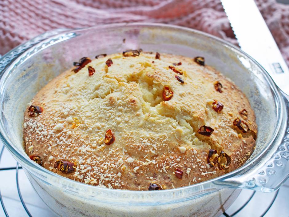 Chilibrot mit Käse und Mais