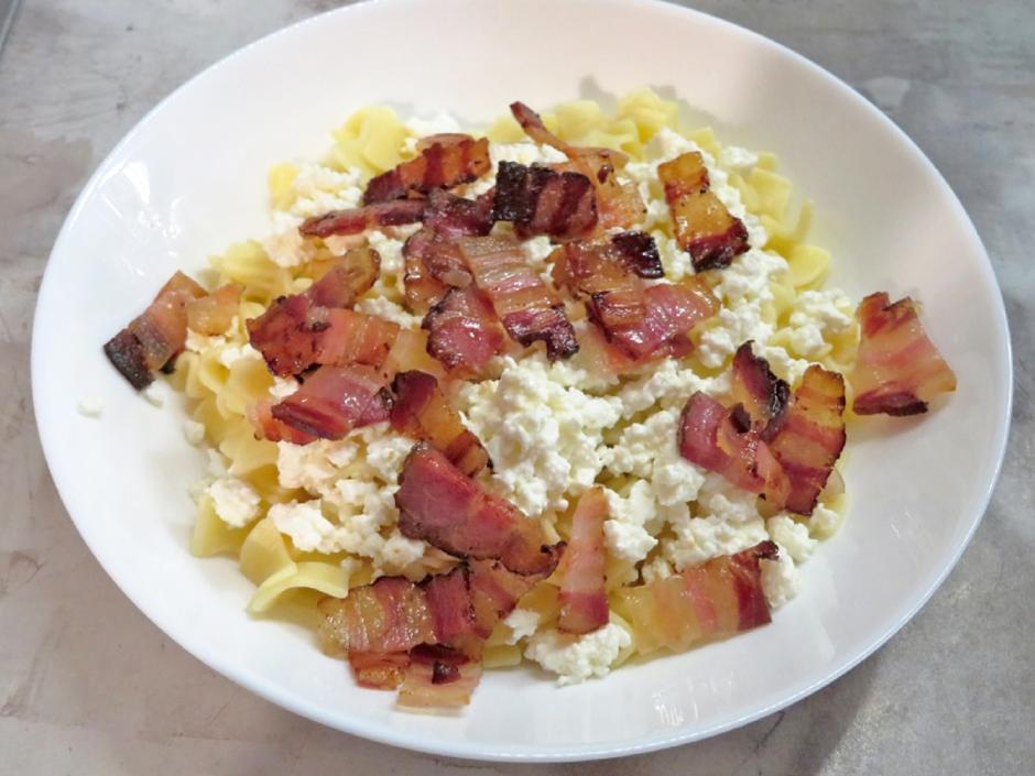 Topfenfleckerl mit Speck