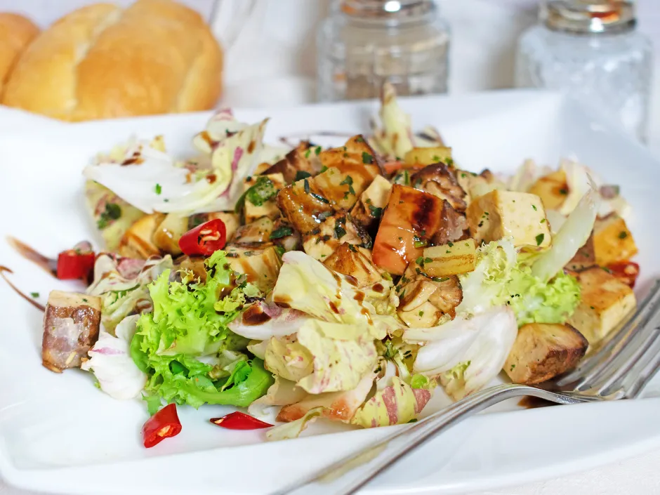Friseesalat mit Tofu