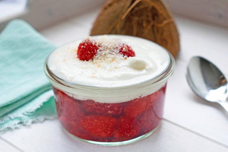 Himbeerbecher mit Kokoscreme