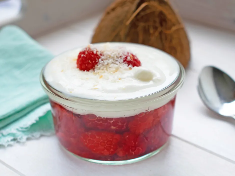 Himbeerbecher mit Kokoscreme