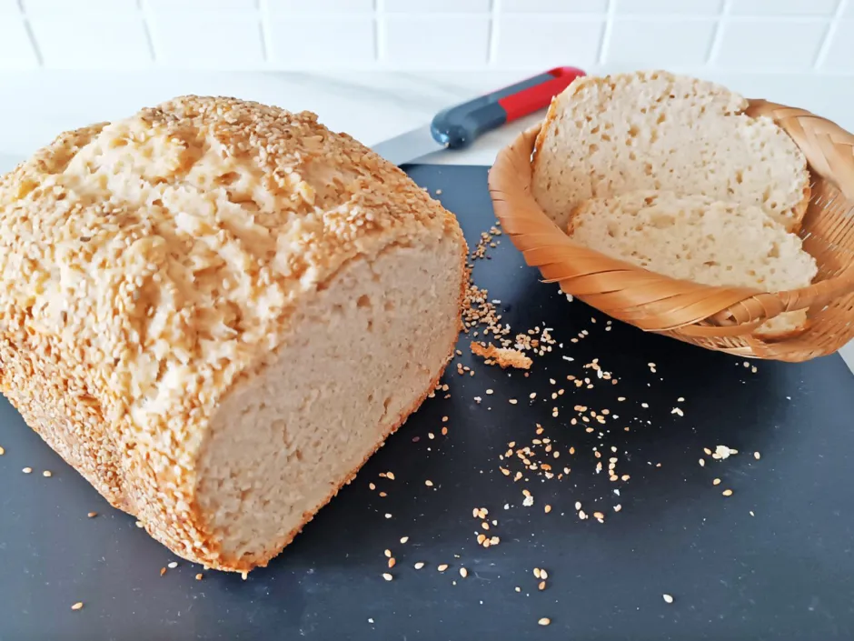 Eiweißbrot mit Sesam aus dem Brotbackautomaten