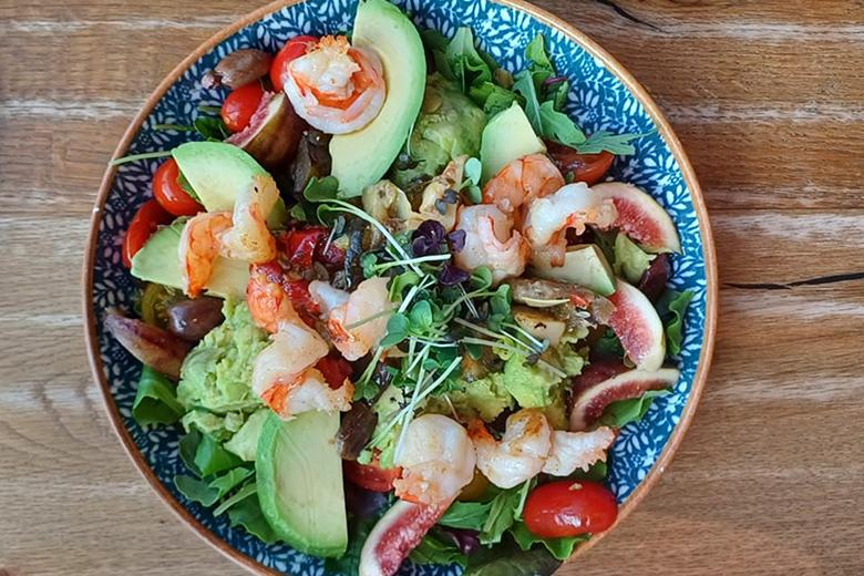 Bunter Garnelen-Avocado-Salat mit Feigen