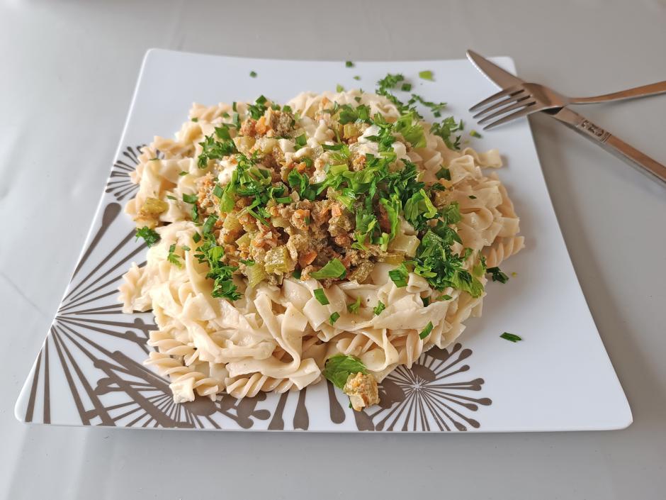 Dinkelnudeln mit Gemüsesauce und Mozzarella