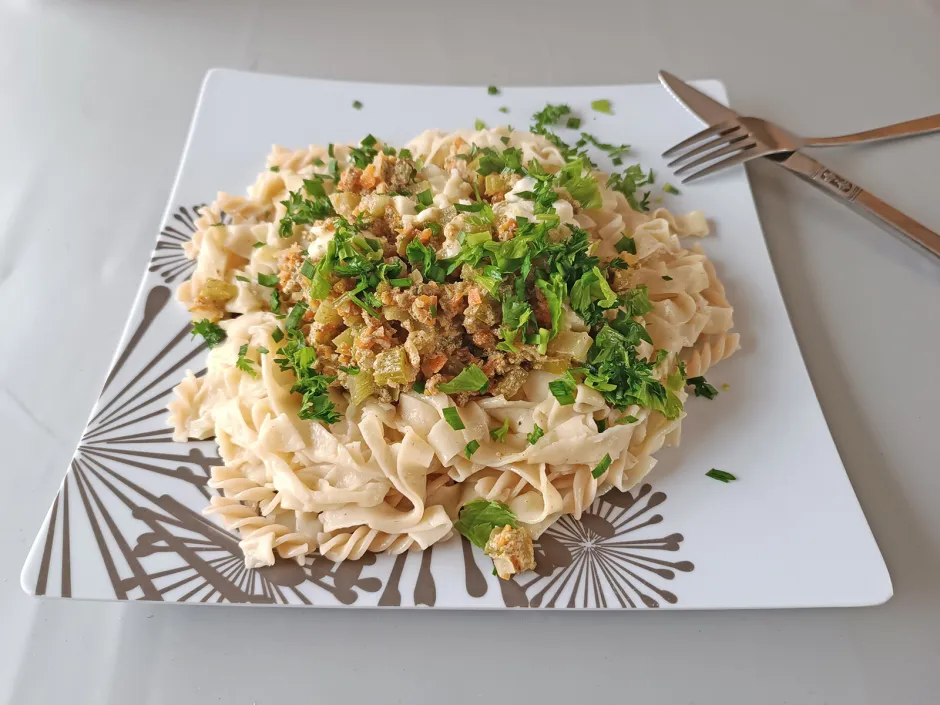 Dinkelnudeln mit Gem&uuml;sesauce und Mozzarella
