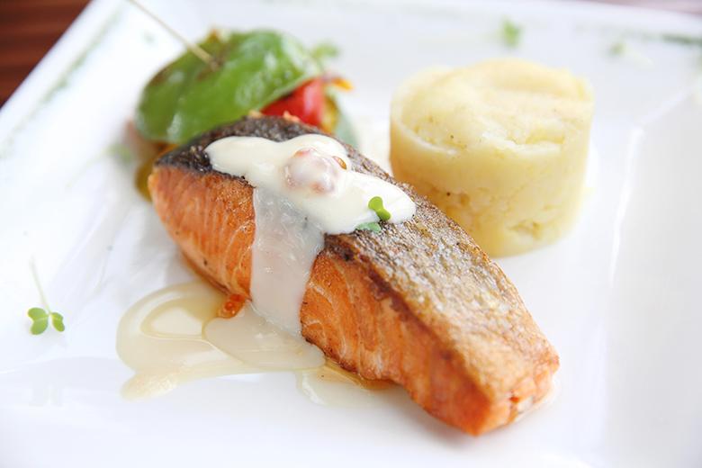Lachsfilet in Weißweinsoße