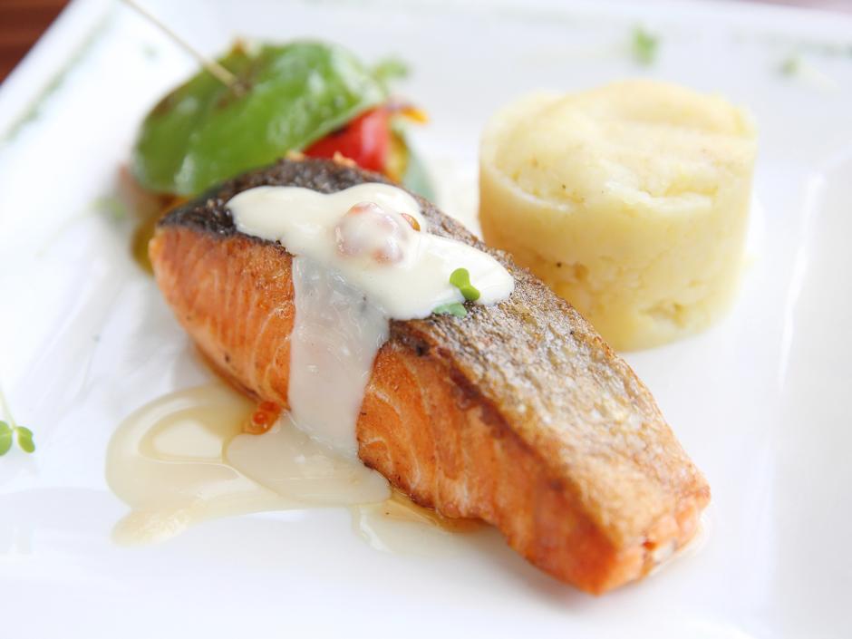 Lachsfilet in Weißweinsoße