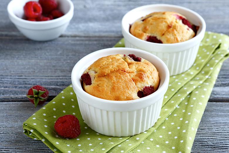 Topfensouffle mit Himbeeren