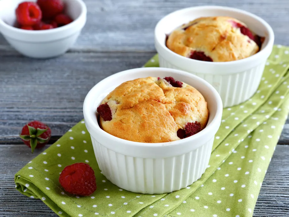 Topfensouffle mit Himbeeren