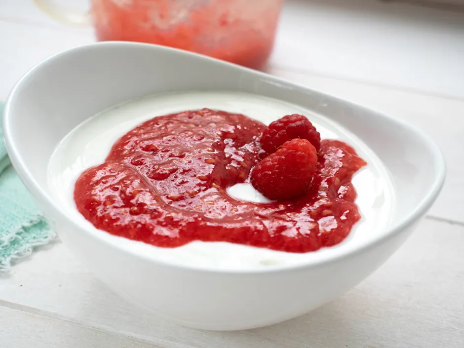 Puddingcreme mit Himbeer-Soße