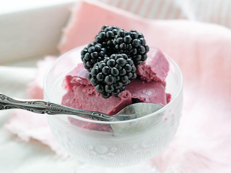 Brombeer-Joghurt-Eis
