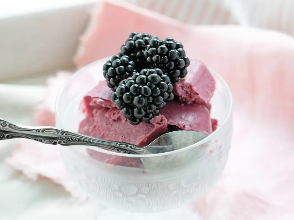 Brombeer-Joghurt-Eis