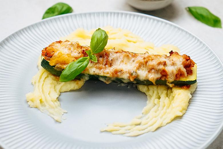 Zucchini gefüllt mit Faschiertem