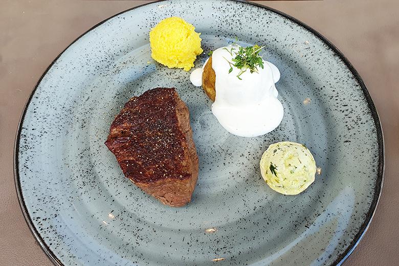 Steak mit Grillkartoffel und Polentabällchen
