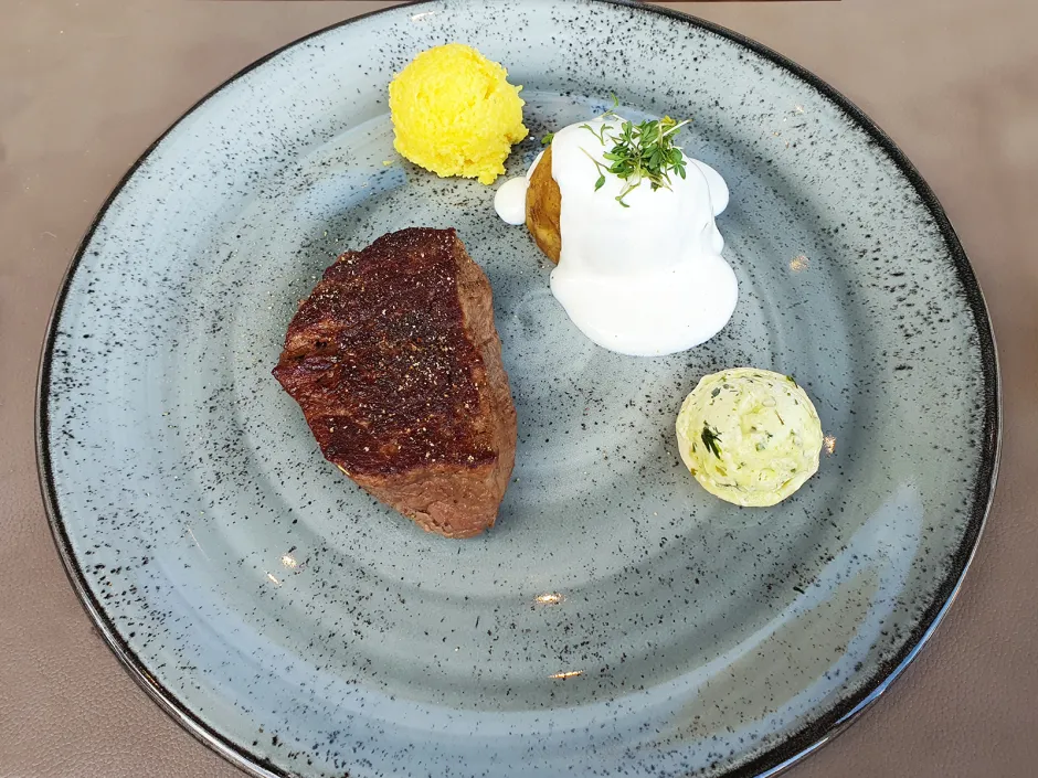 Steak mit Grillkartoffel und Polentab&auml;llchen