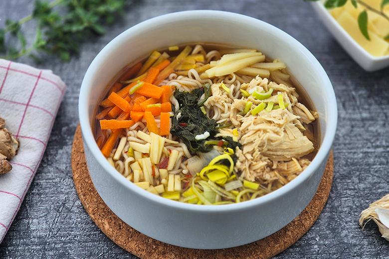 Einfache Asiasuppe mit Mi-Nudeln und Hühnerfleisch