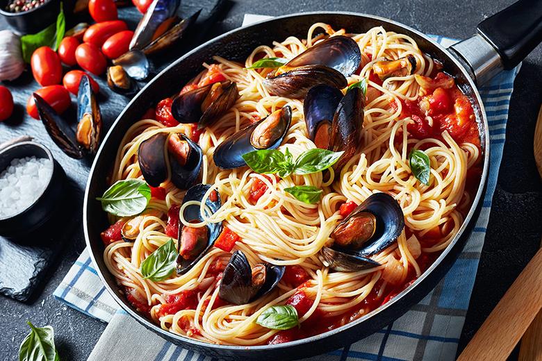 Spaghetti mit Miesmuscheln und Tomaten-Ouzo-Sauce
