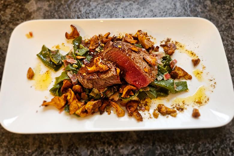 Filetsteak auf Bohnen-Schwammerl-Bett