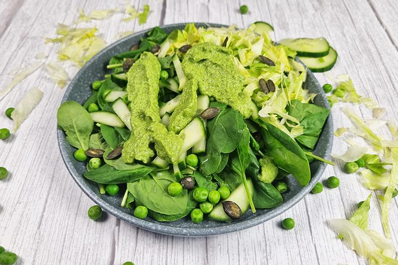 Green Goddess Salat mit Spinat und Erbsen