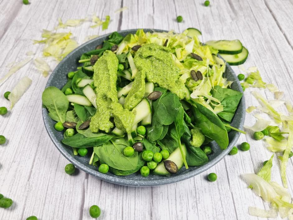 Green Goddess Salat mit Spinat und Erbsen