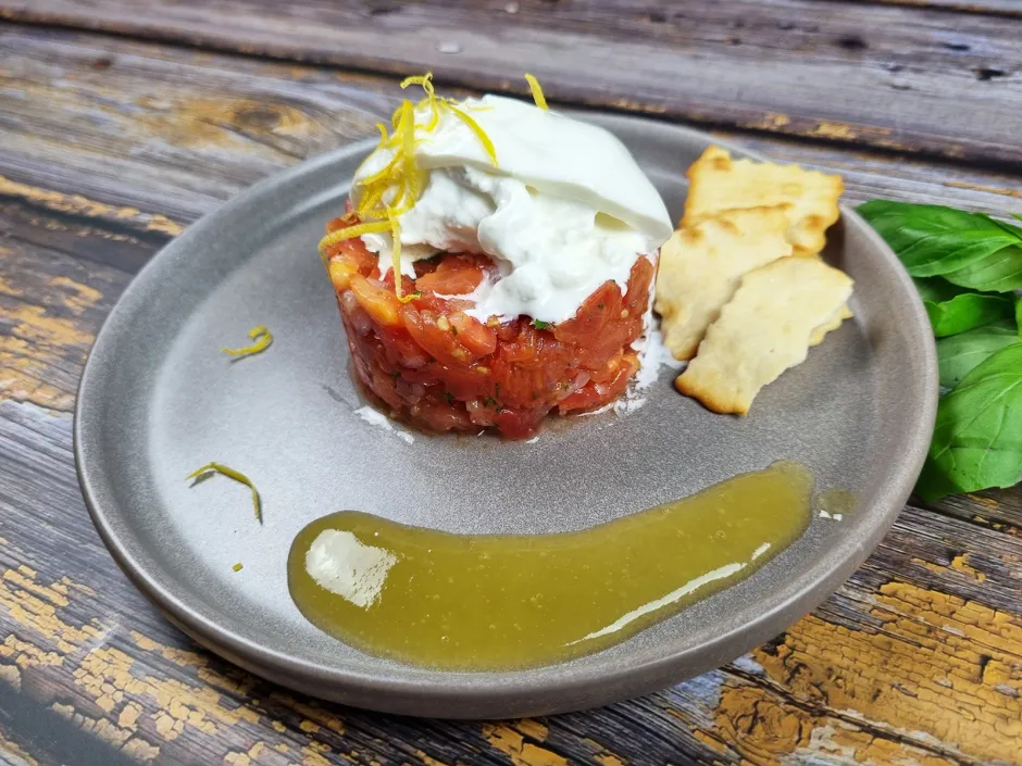 Tomaten-Tatar mit Burrata