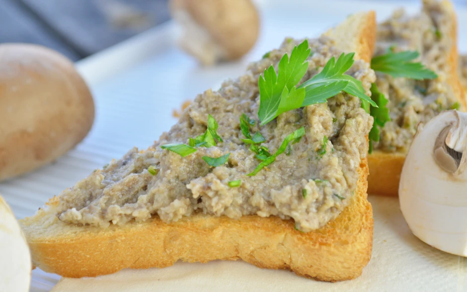 Champignons-Aufstrich auf Toast