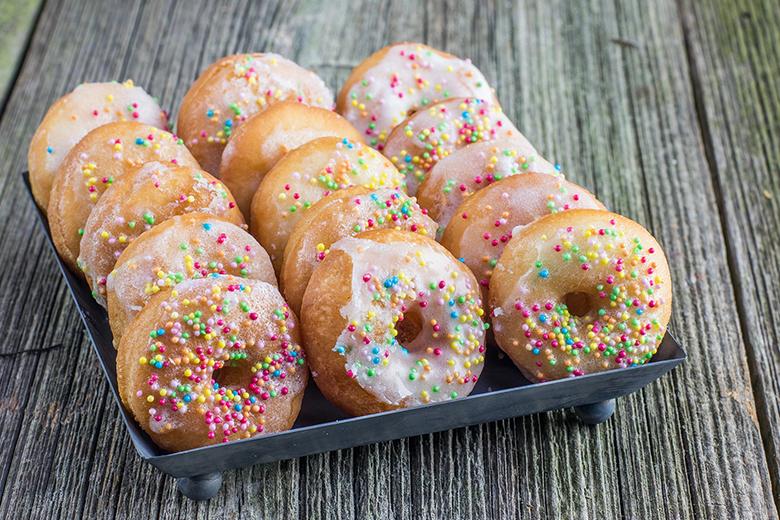 Mini Donuts mit Zuckerstreuseln