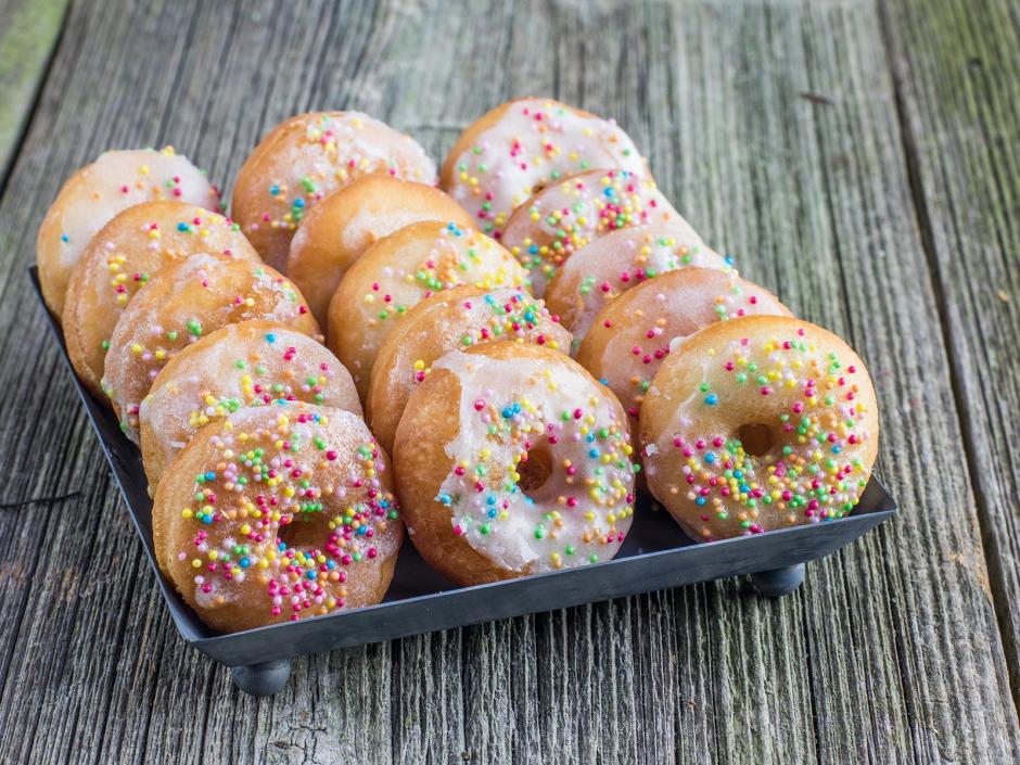 Mini Donuts mit Zuckerstreuseln