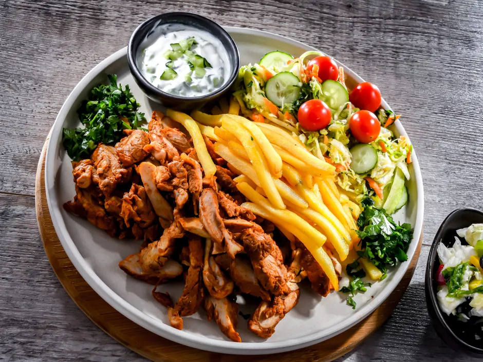 Kebab Teller mit Pommes frites