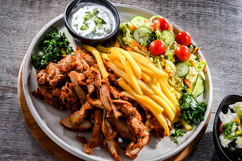 Kebab Teller mit Pommes frites
