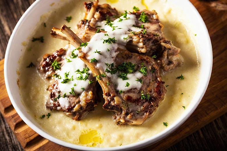Lammkoteletts in Béchamel-Käse-Sauce