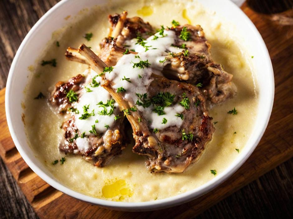 Lammkoteletts in Béchamel-Käse-Sauce