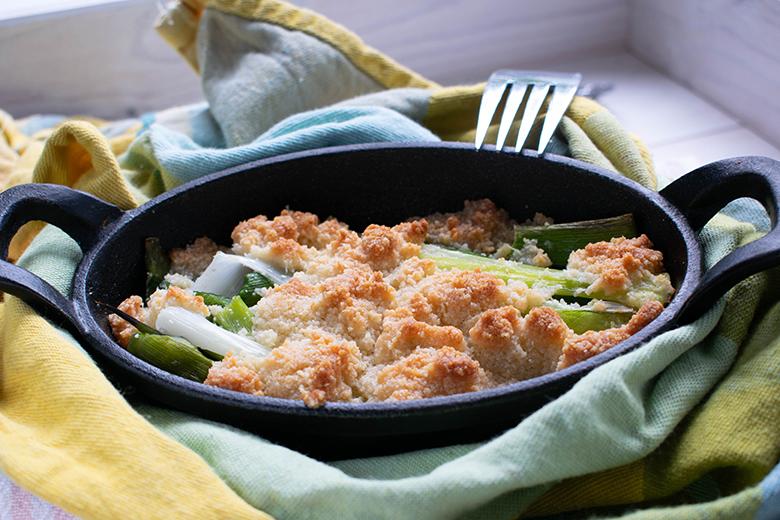 Lauch in Parmesanbrösel