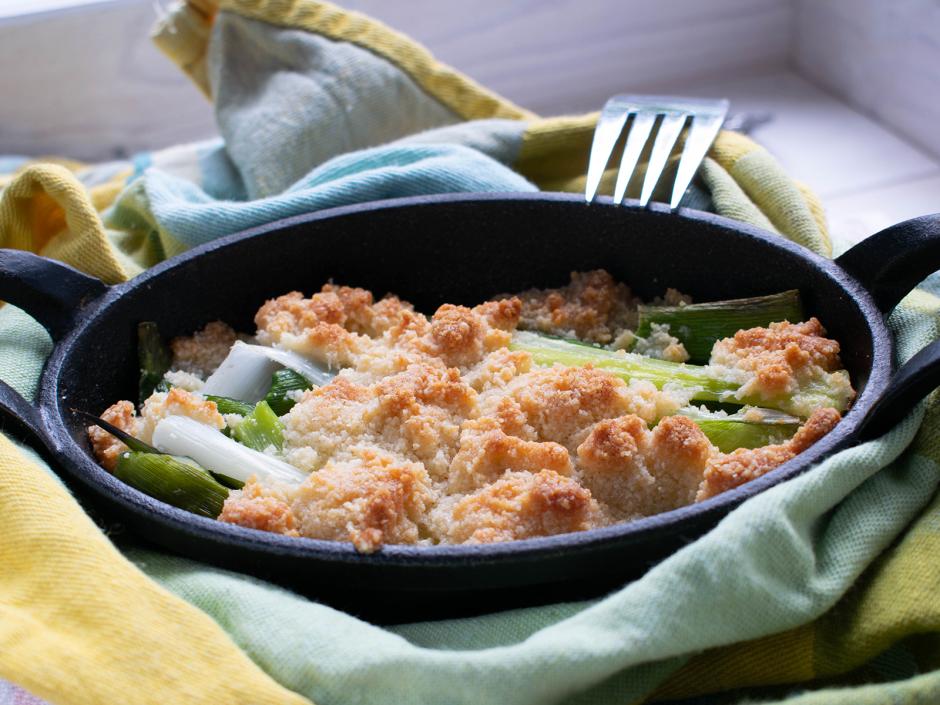 Lauch in Parmesanbrösel