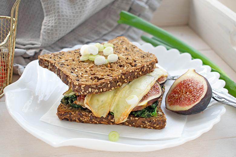 Gebackenes Käse-Feigen-Sandwich