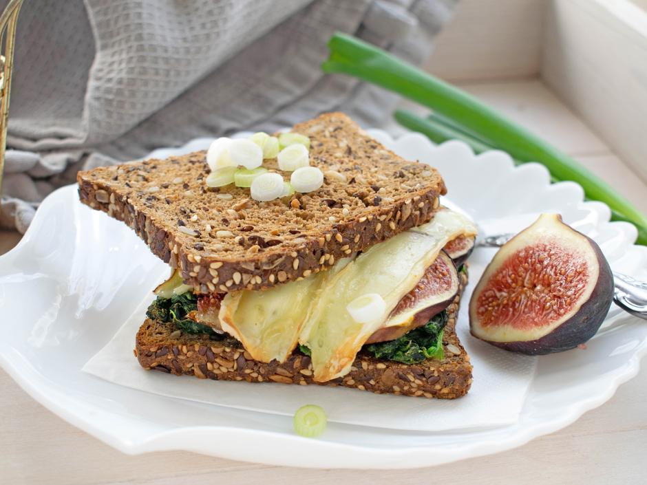 Gebackenes Käse-Feigen-Sandwich