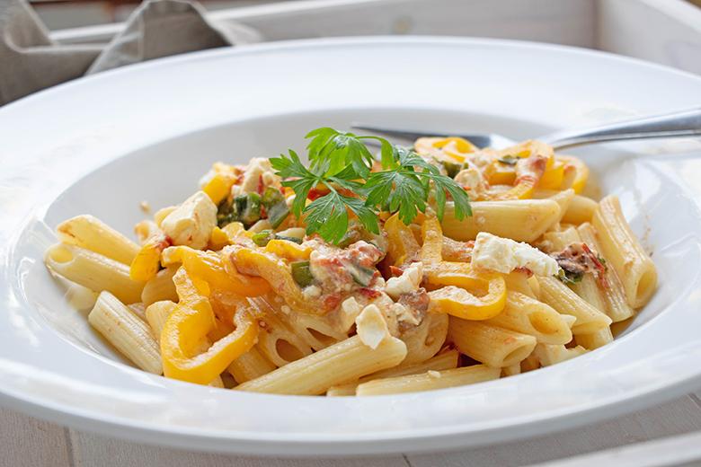 Nudelpfanne mit Feta und  Spitzpaprikas