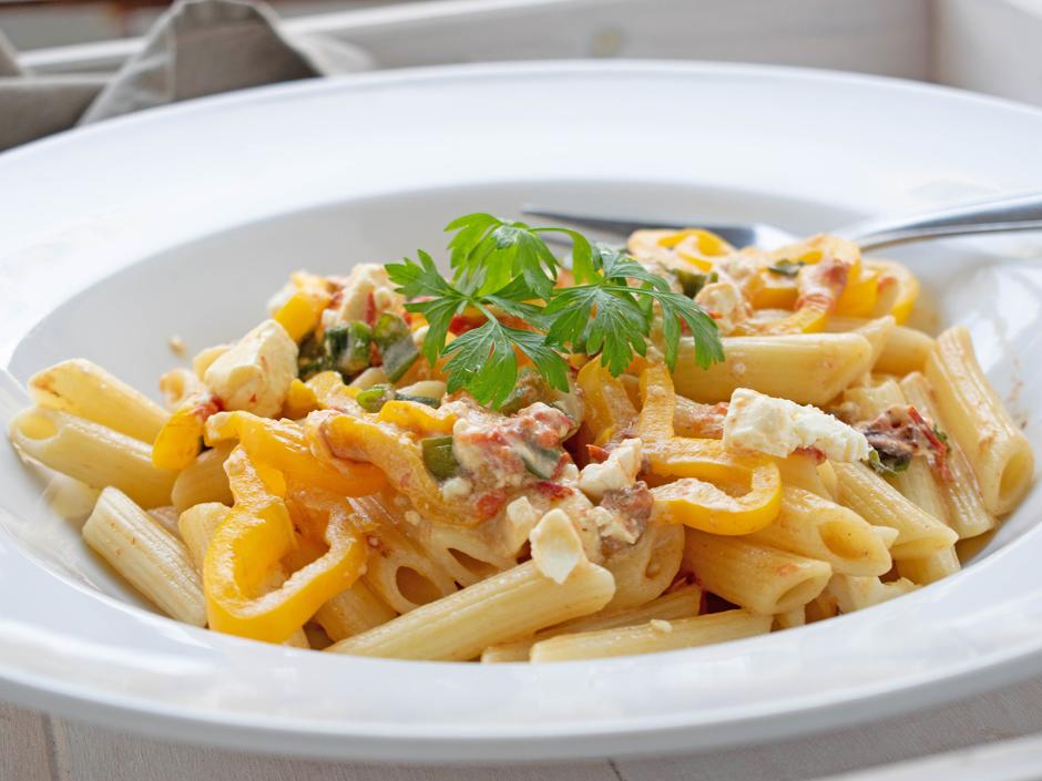 Nudelpfanne mit Feta und Spitzpaprikas