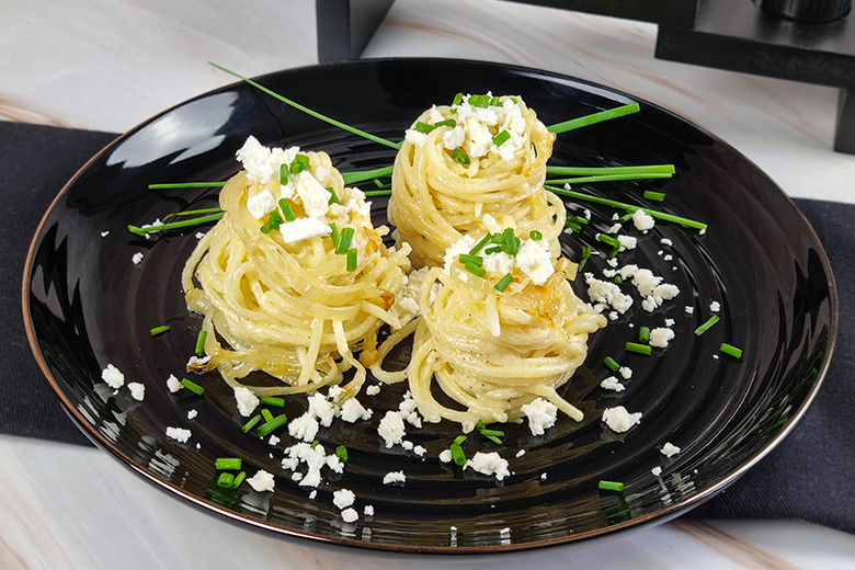 Karamellisierte Zwiebel-Spaghetti mit Feta