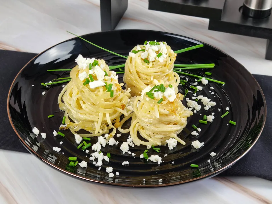 Karamellisierte Zwiebel-Spaghetti mit Feta