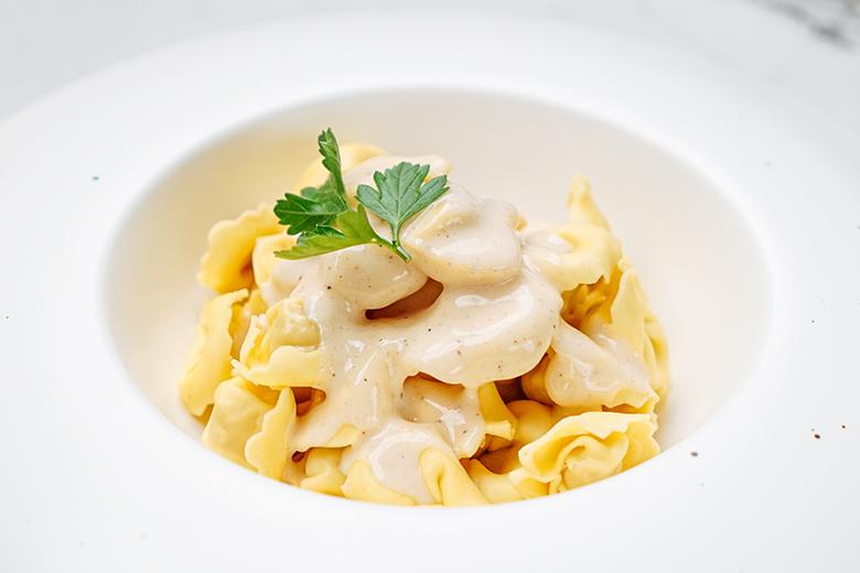 Selbst gemachte Käse-Soße mit Tortellini