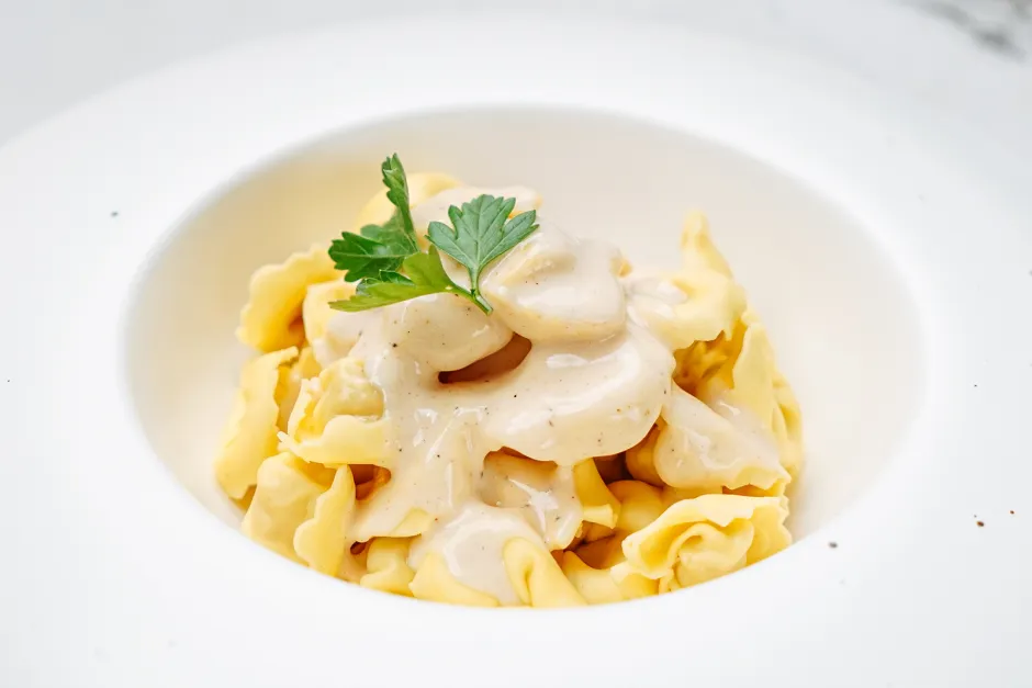 Selbst gemachte K&auml;se-So&szlig;e mit Tortellini