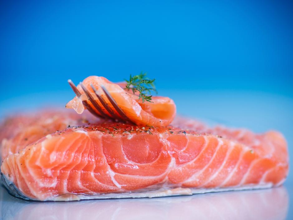 In Zitrone und Kräuter eingelegte Lachsforelle