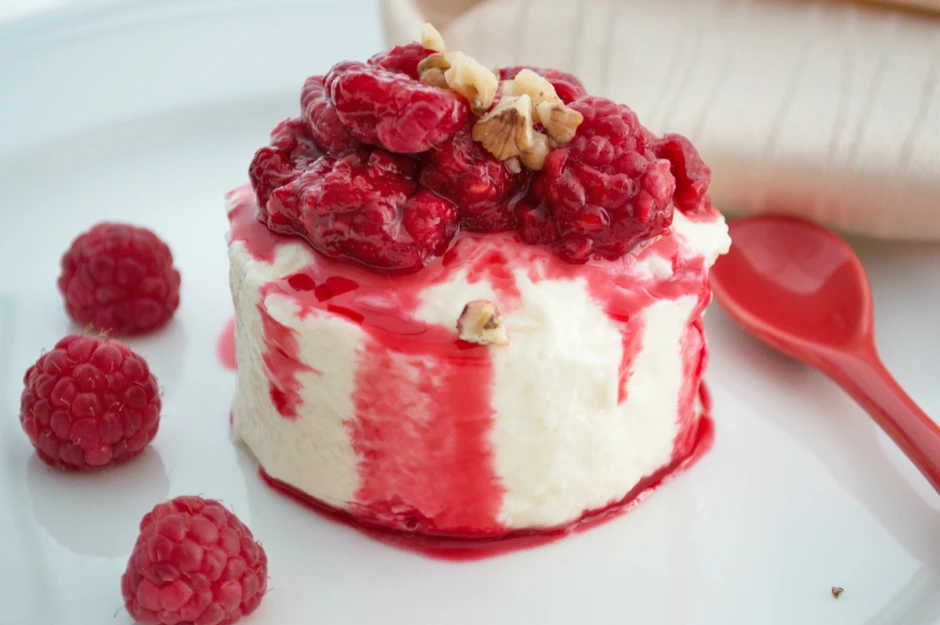 Hei&szlig;e Himbeeren auf Grie&szlig;pudding