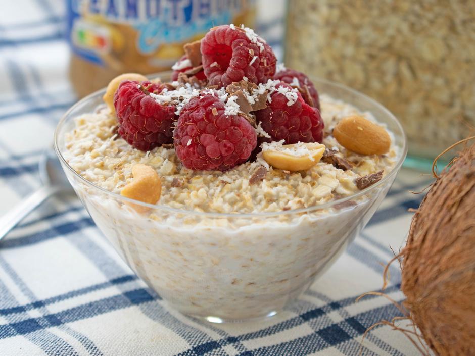 Kokos-Porridge mit Erdnussbutter und Himbeeren