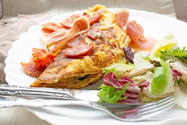 Omelett mit Serrano-Schinken und Chorizo