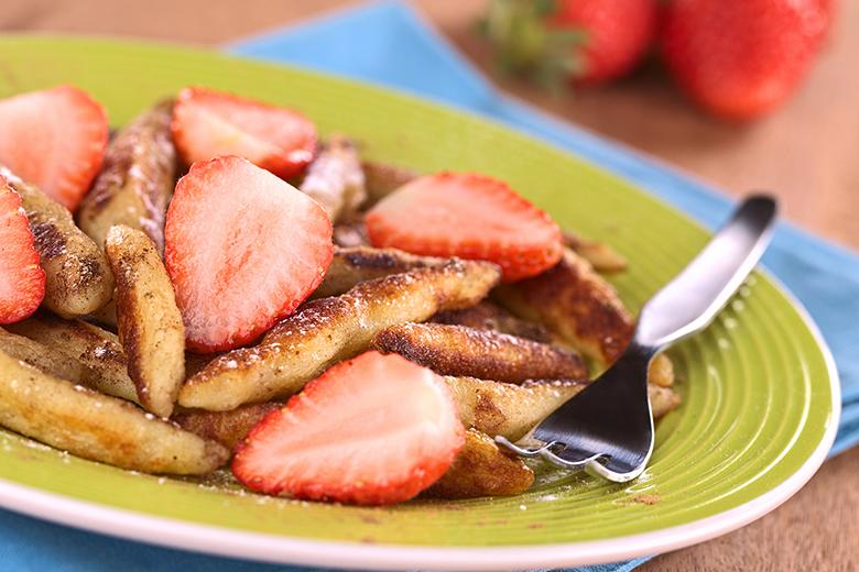 Kartoffelwuzerl mit frischen Erdbeeren